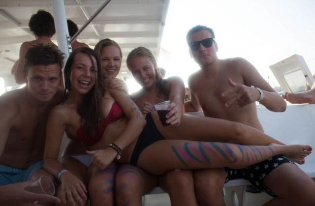 chica tumbada sobre sus amigos